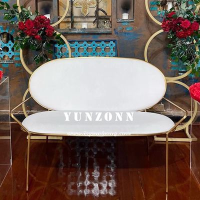 Современный свадебный диван с тканевым сиденьем и прочной золотой рамой из нержавеющей стали