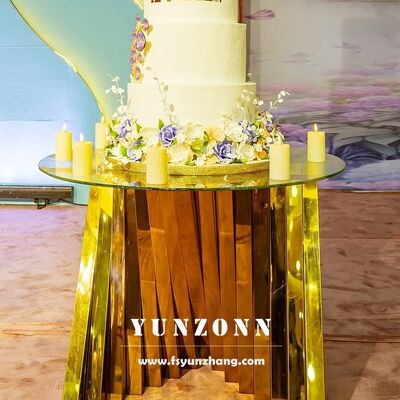 Хорошая цена Белый стеклянный свадебный стол для демонстрации торта с круглым золотым гнездовым основанием из нержавеющей стали для гостиничной мебели онлайн