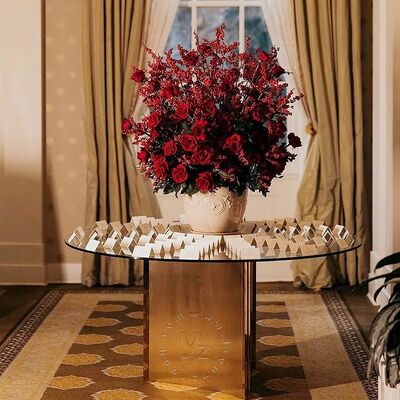 Хорошая цена Круглый стол Wiltshire с закаленным стеклом и основанием из нержавеющей стали, современный дизайн для гостиничного ресторана онлайн