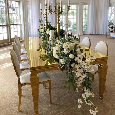 Хорошая цена Современный обеденный гарнитур с основанием из нержавеющей стали, столешницей из закаленного стекла для дома, ресторана, отеля, улицы, из мрамора и металла онлайн