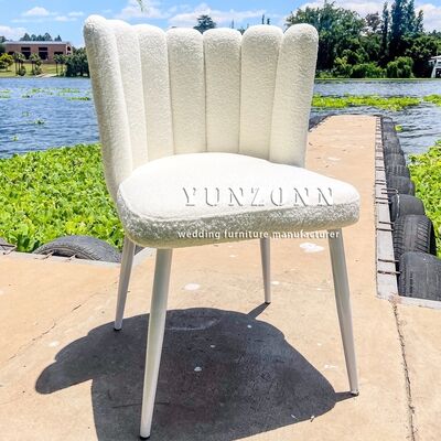 Хорошая цена Оптовый белый плюшевый бархатный шезлонг, элегантное украшение для свадебных мероприятий из нержавеющей стали для отелей онлайн